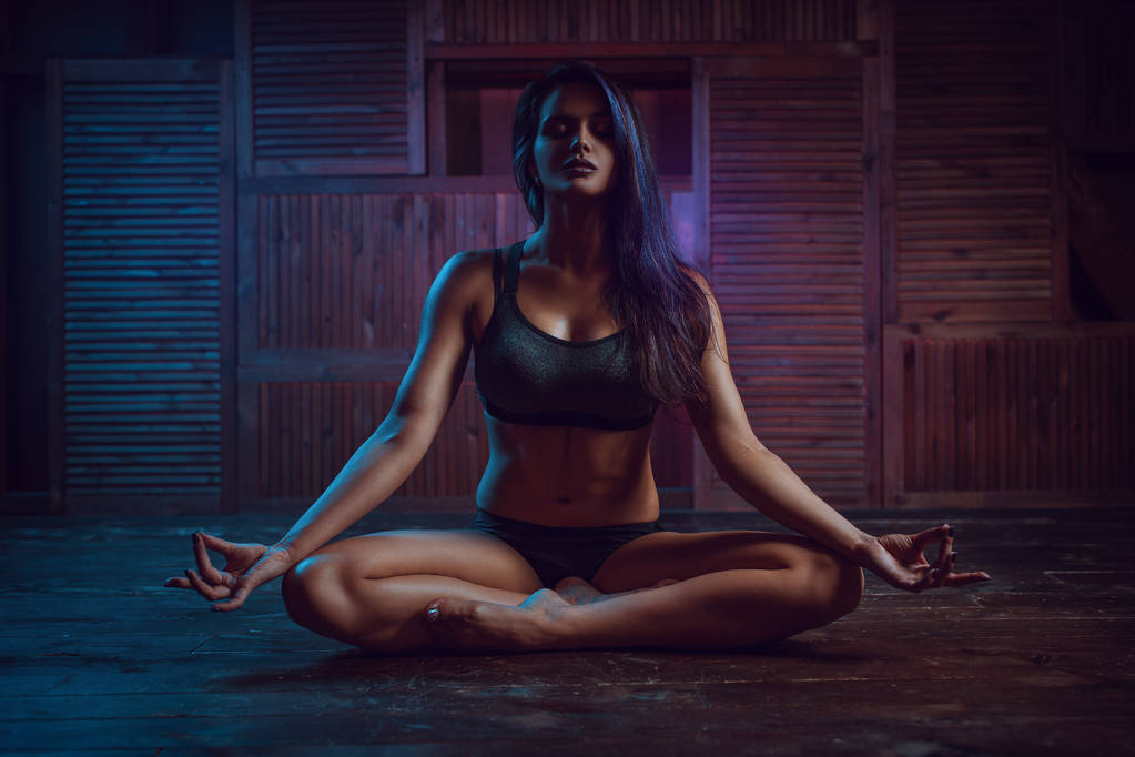 kobieta w pozycji do jogi - Zdjęcie, obraz