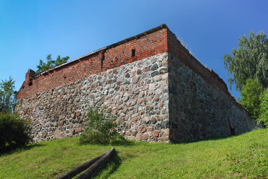 Overblijfselen van stad muren in Pravdinsk (Duitse stad heet Friedland), Rusland. Pravdinsk werd in 1312 opgericht door de Duitse orde. De stad is gelegen 53 km. van Kaliningrad (Koningsbergen). - Foto, afbeelding