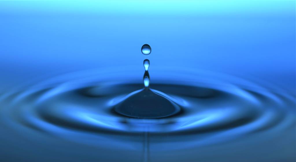 goccia d'acqua in condizioni di luce blu
 - Foto, immagini