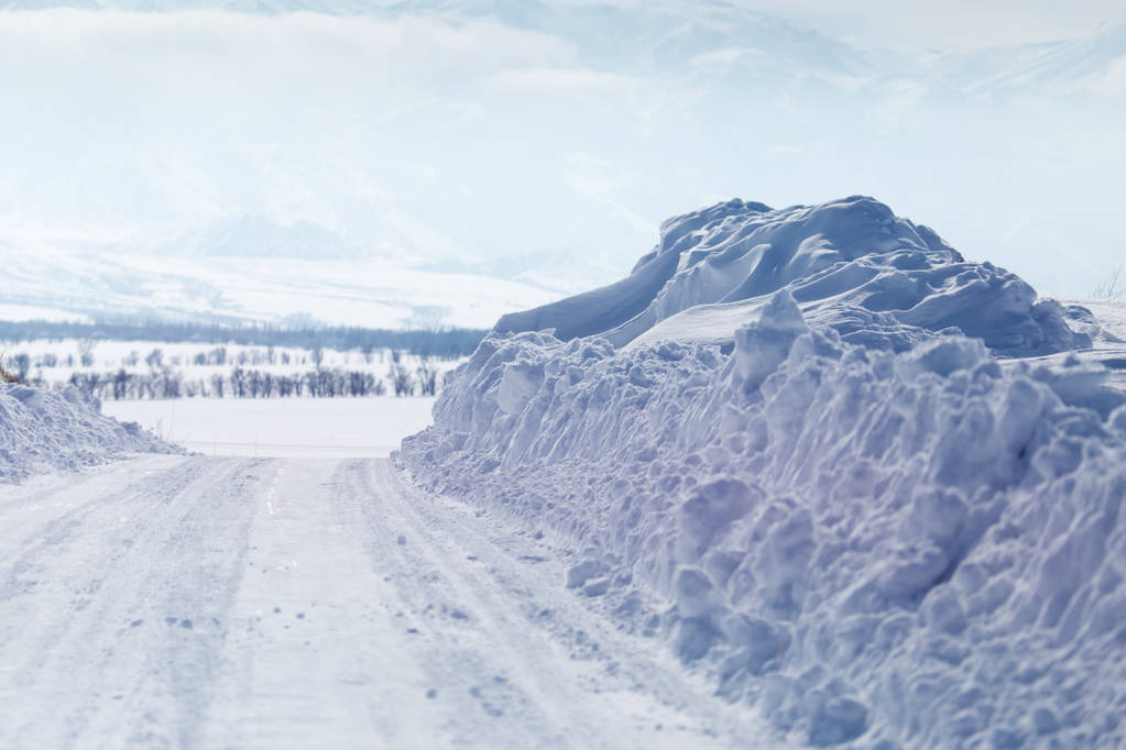 Route dans la neige dans les contreforts
 - Photo, image