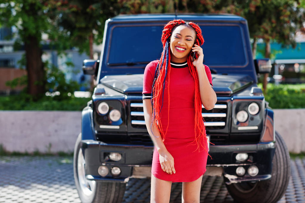 Carino e sottile ragazza africana americana in abito rosso con dreadlocks
 - Foto, immagini
