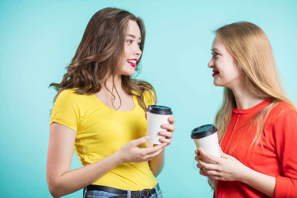 lachende jonge vrouwen koffie drinken en praten. mensen, communicatie en vriendschap - Foto, afbeelding