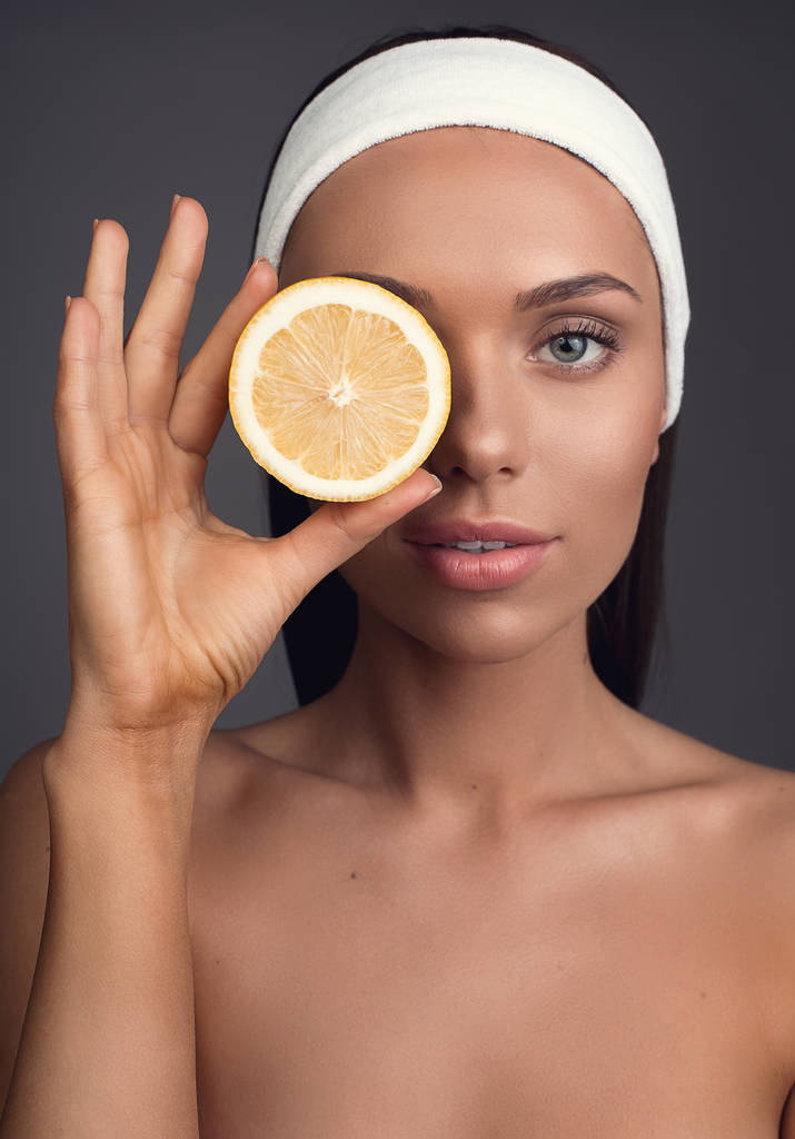 Apelando pessoa feminina segurando citrinos
 - Foto, Imagem