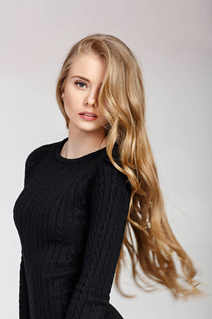 Blond modelka žena v černých šatech - Fotografie, Obrázek
