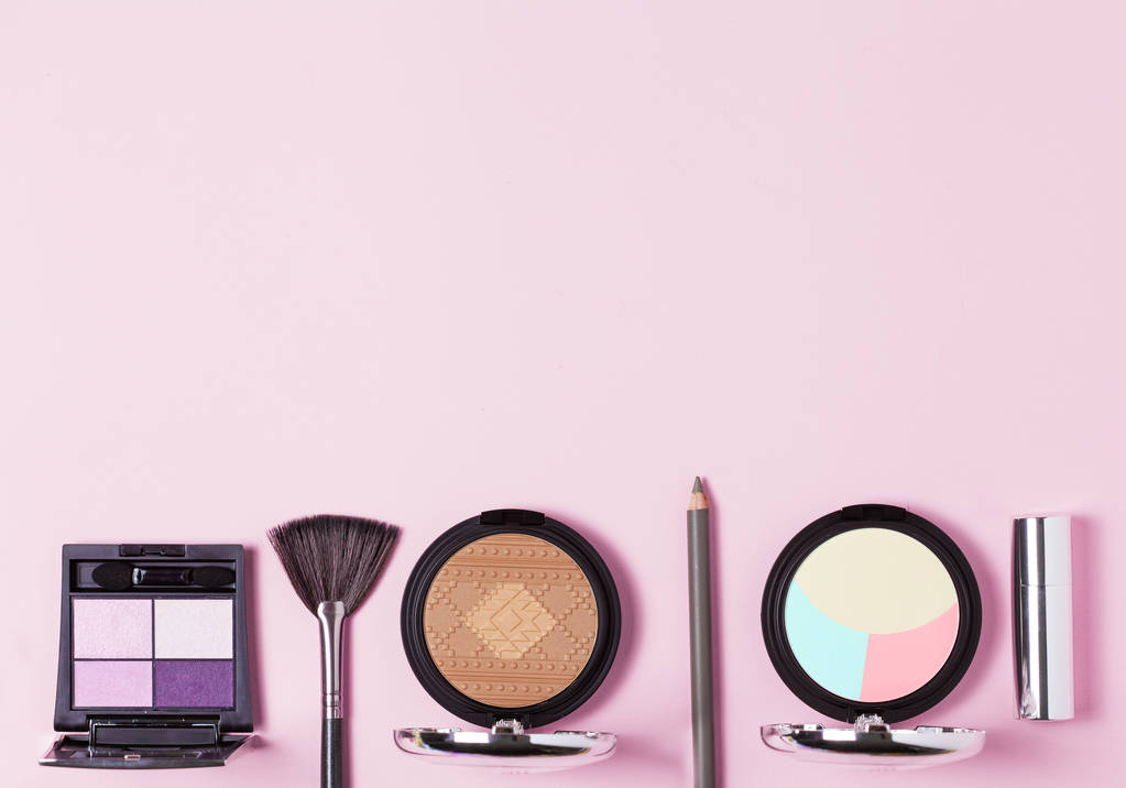 Schönheit, dekorative Kosmetik. Make-up Pinsel Set und Lidschattenpalette auf rosa und blauem Hintergrund, flache Lage, Draufsicht, minimalistischer Stil - Foto, Bild