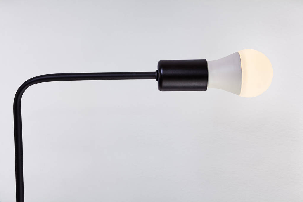 schwarze Aluminiumverlängerung, LED-Lampenfassung mit Leuchtmittel. - Foto, Bild