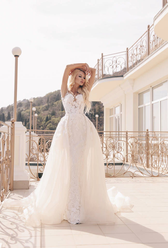 moda foto all'aperto di bella donna sensuale con i capelli biondi in abito da sposa di lusso e accessori
 - Foto, immagini