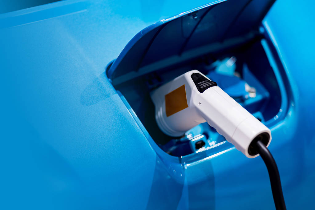 車 electrificati へ電気自動車のバッテリーを充電 - 写真・画像