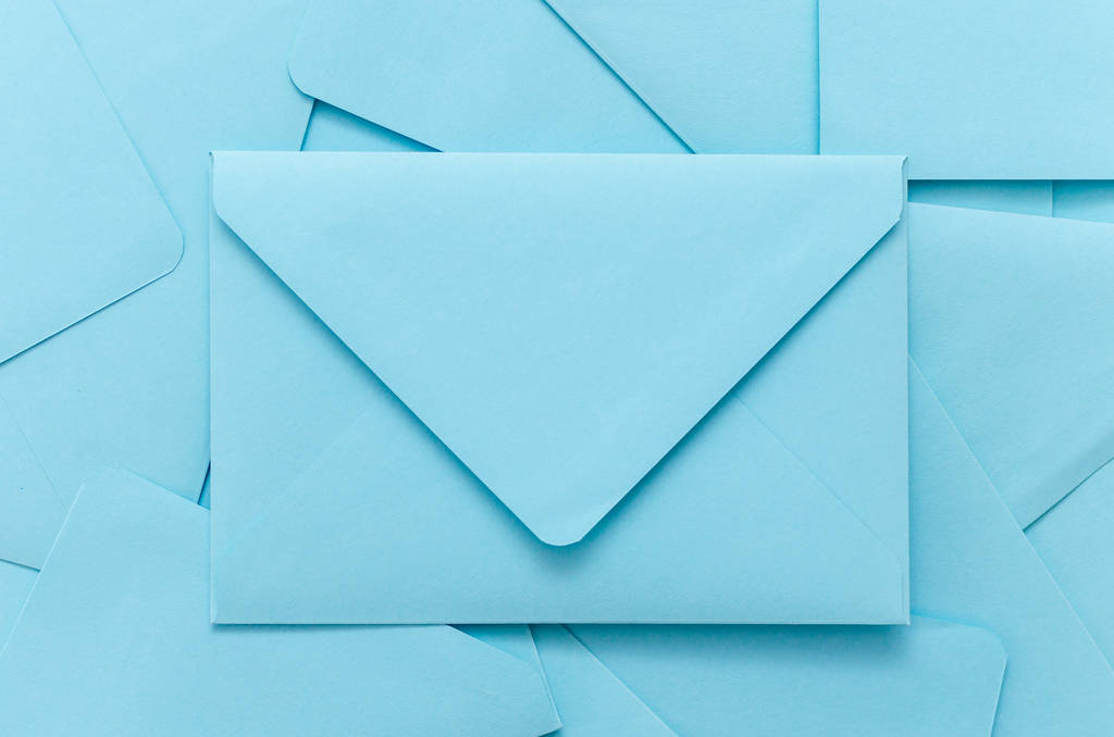 blauwe mail enveloppen achtergrond verspreid - Foto, afbeelding
