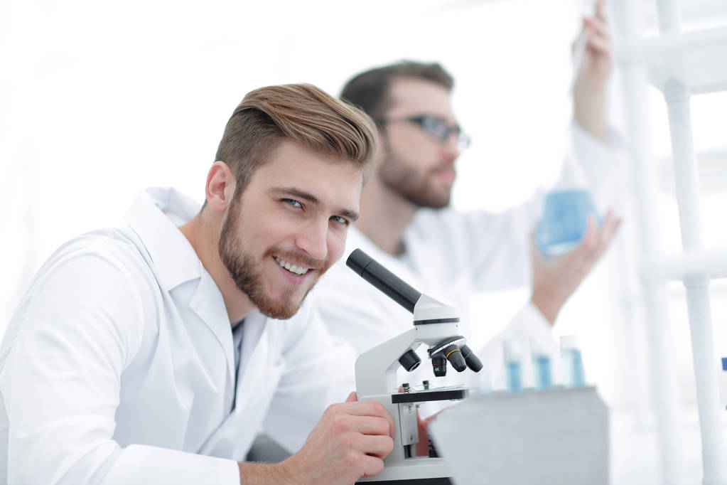 männliche Forscher, die wissenschaftliche Forschung in einem Labor betreiben - Foto, Bild