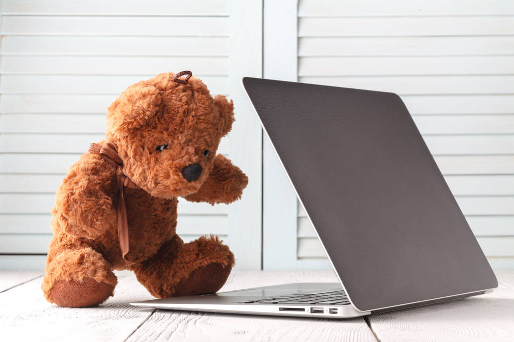 Kids learning, teddy bear with laptop - Photo, Image