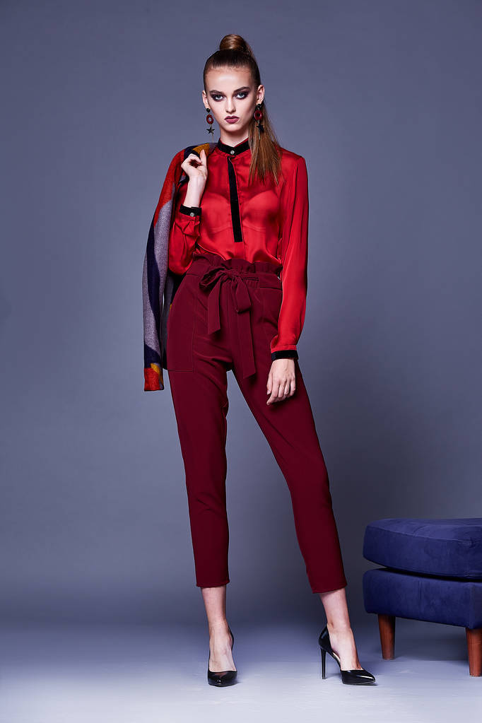 Mulher bonita sexy bonita usar blusa de seda vermelha e calças skinn
 - Foto, Imagem