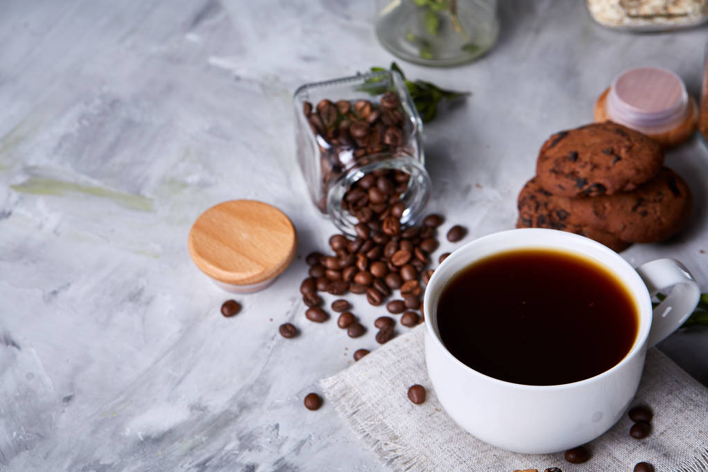Πρωινό φόντο με κούπα φρέσκο καφέ, σπιτικά oatmeal μπισκότα, αλέσματος καφέ - Φωτογραφία, εικόνα