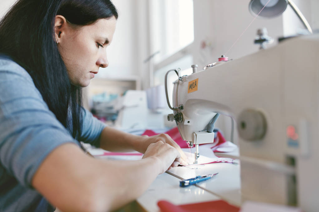Žena pracuje na šicí stroj - Fotografie, Obrázek
