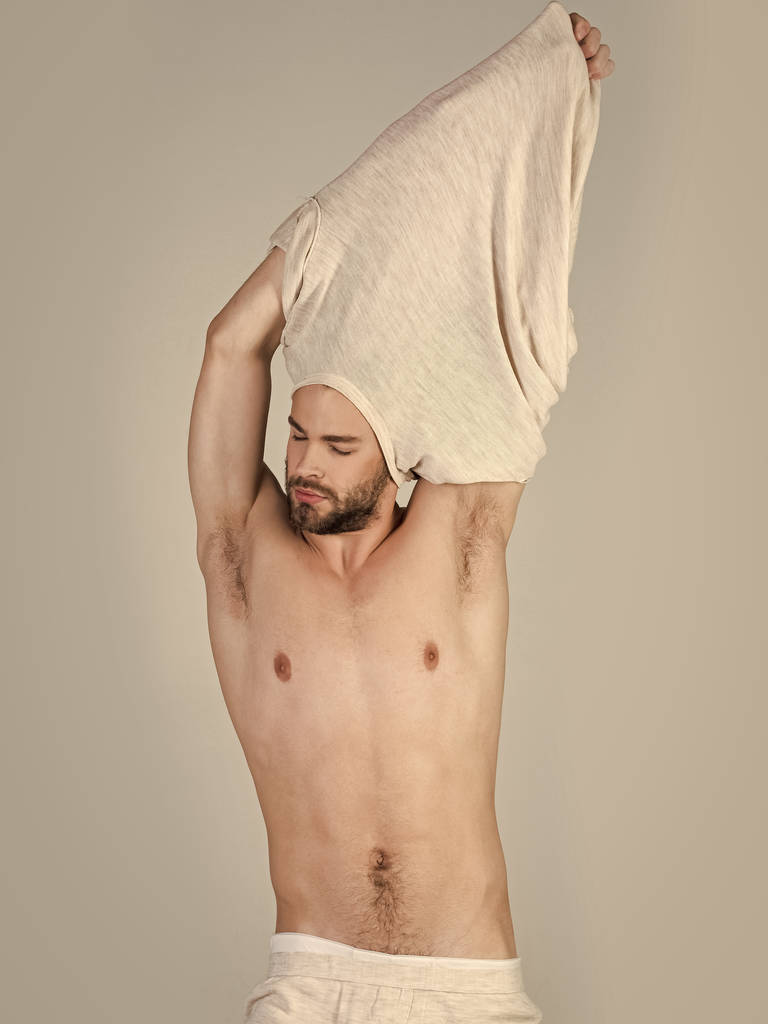 szexi férfi fésült hajú, izmos test levetkőzik - Fotó, kép