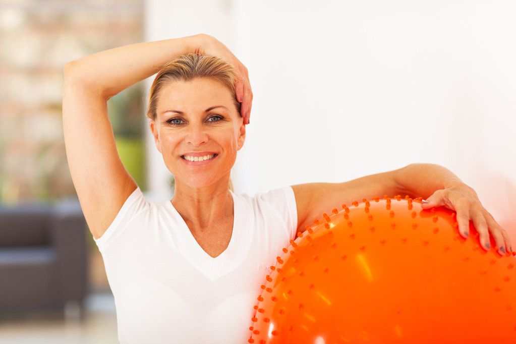 Femme d'âge moyen en bonne santé tenant ballon d'exercice
 - Photo, image