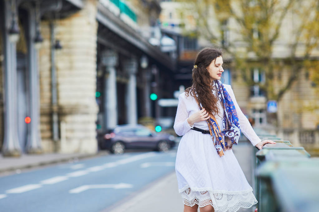 Paris, Fransa'da Bir-Hakeim köprüde beyaz elbiseli Genç Fransız kadın - Fotoğraf, Görsel