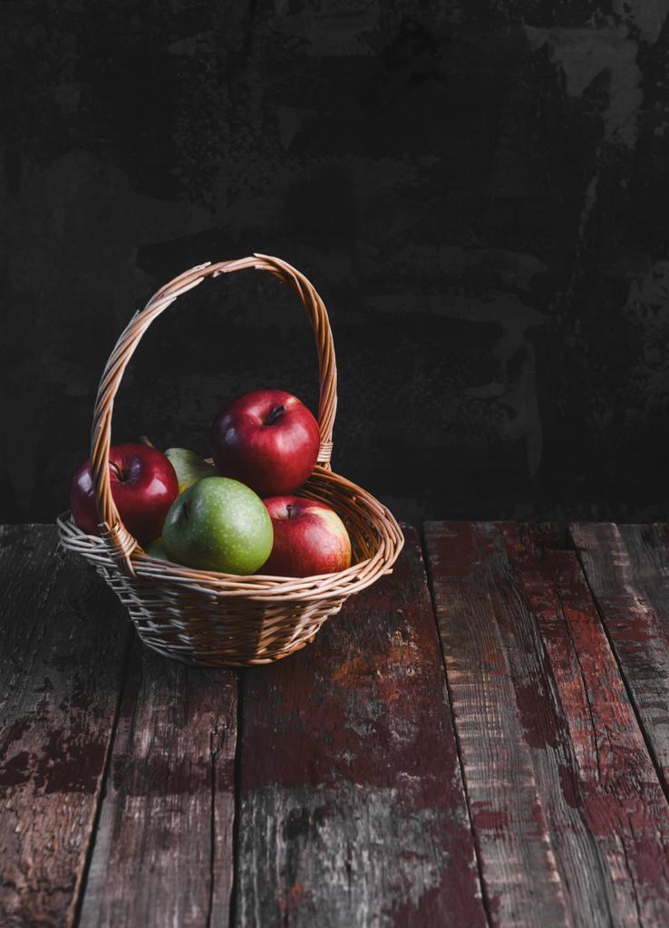 Cesta de mimbre con manzanas
 - Foto, Imagen