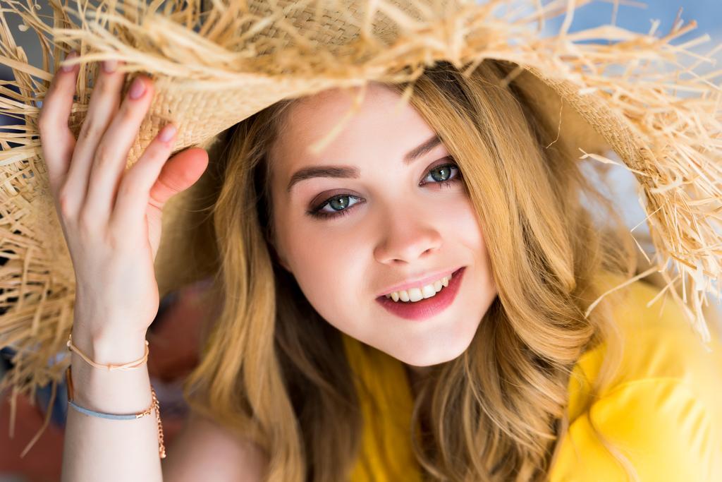 krásná usměvavá dívka v slaměný klobouk - Fotografie, Obrázek