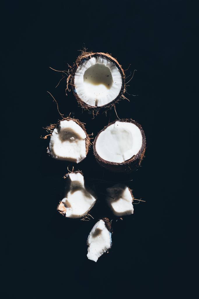 黒地グルメ健康有機ココナッツの部分のクローズ アップ ビュー  - 写真・画像