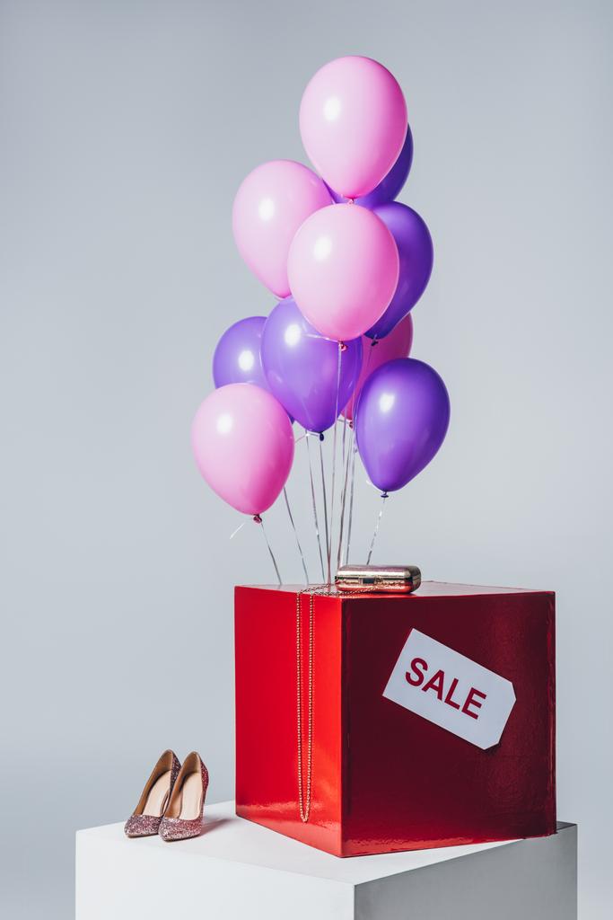 globos rosa y violeta, tacones altos y signo de venta, concepto de venta de verano
 - Foto, imagen