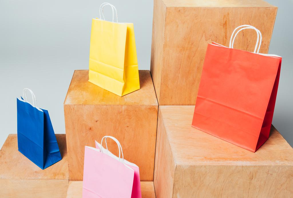 borse shopping colorate su supporti di legno, concetto di vendita estiva
 - Foto, immagini