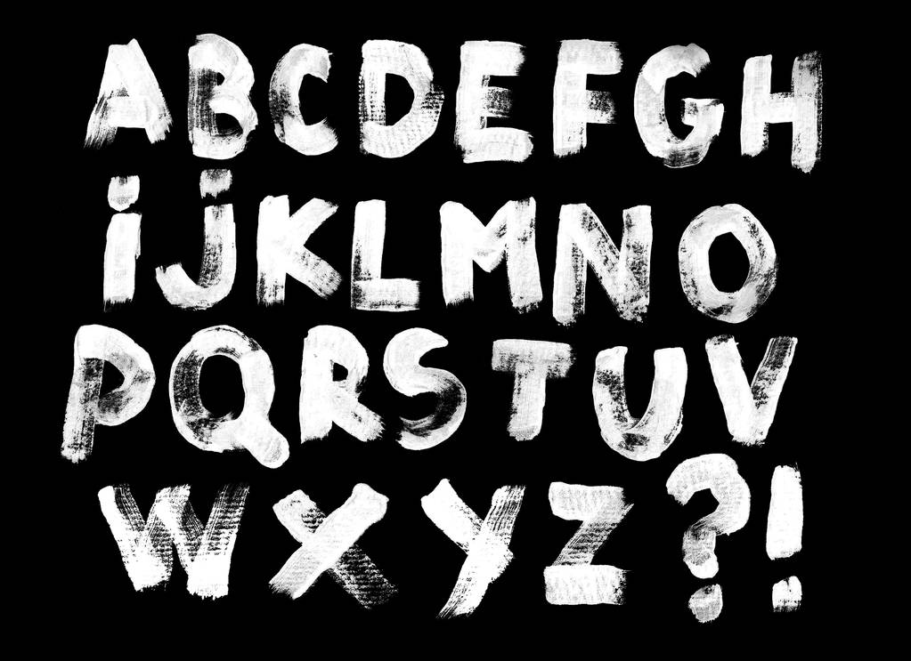 Алфавит набор белых заглавными буквами рукописных букв на черном фоне. Рисунок полусухой кистью с неокрашенными участками
. - Фото, изображение