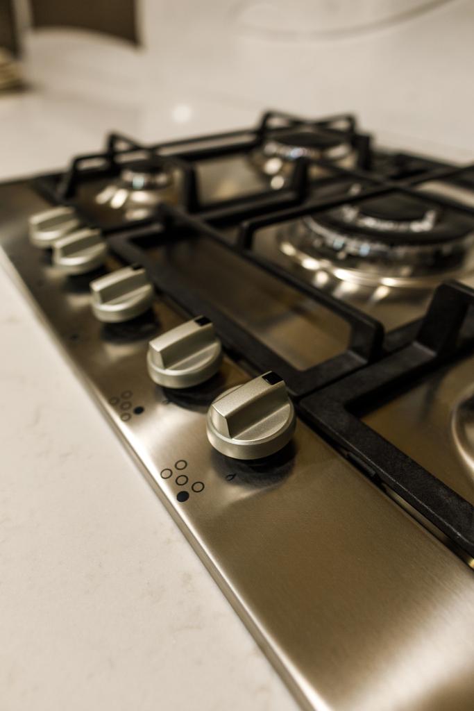 Nahaufnahme von Metallherd in stilvoller Küche  - Foto, Bild
