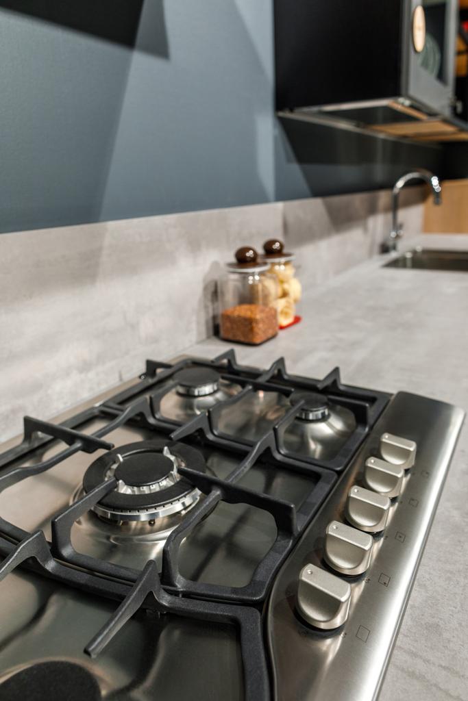 Интерьер современной кухни с металлической плитой на прилавке
 - Фото, изображение