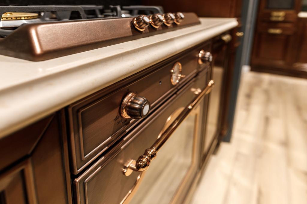 Primer plano de la estufa y el horno en la cocina renovada
 - Foto, Imagen