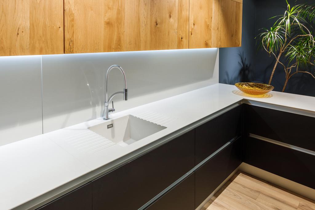 Yenilenmiş mutfak iç beyaz lavabo - Fotoğraf, Görsel