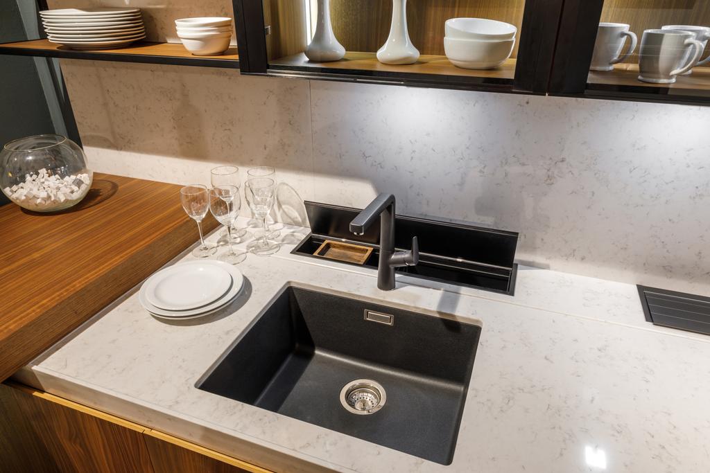 stilvolle Küche mit Geschirr und Spüle auf eleganter Holztheke - Foto, Bild