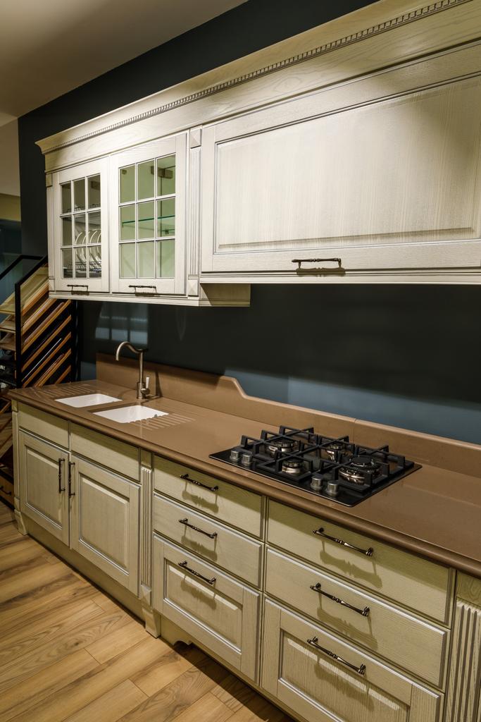 Interior de la cocina renovada con estufa y fregadero
 - Foto, imagen