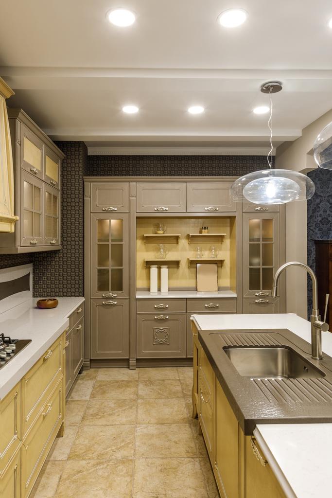 Interior de la cocina renovada con detalles elegantes
 - Foto, imagen
