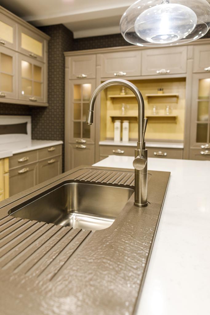 Belső tér modern konyhai fém mosogató - Fotó, kép