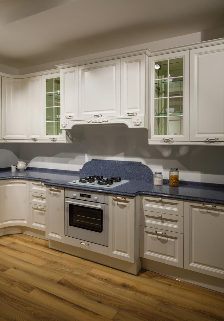 Interiér moderní kuchyně s bílé skříňky - Fotografie, Obrázek
