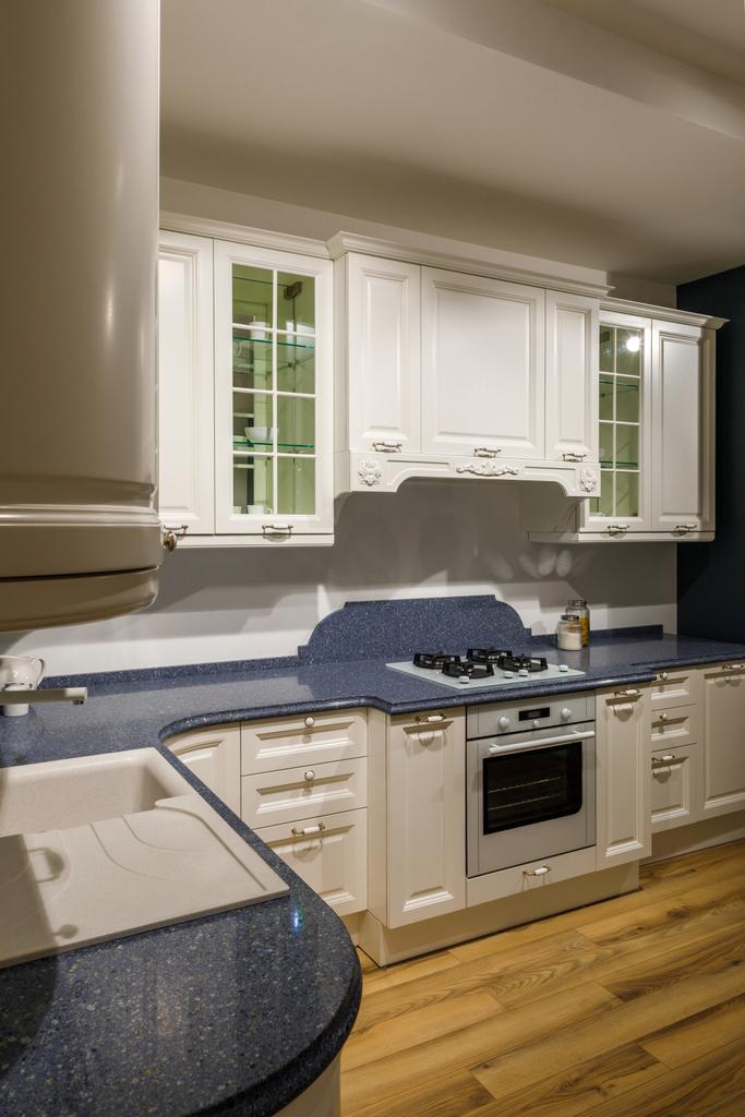 Remontoitu keittiö sisustus valkoinen kaapit
 - Valokuva, kuva