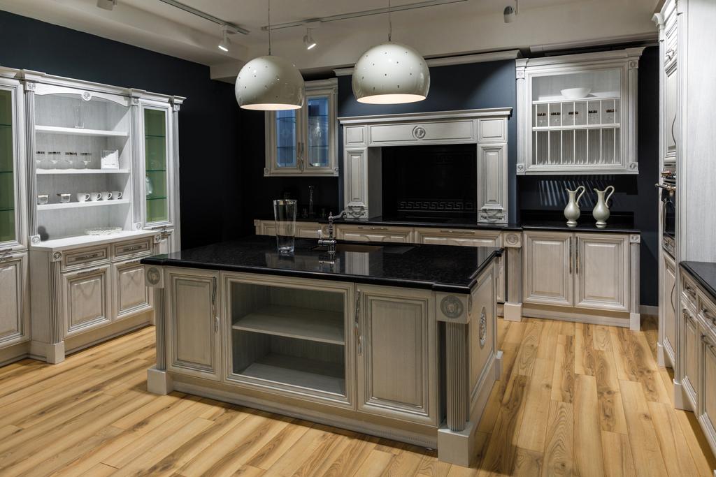 Interior de la cocina renovada en tonos oscuros
 - Foto, Imagen