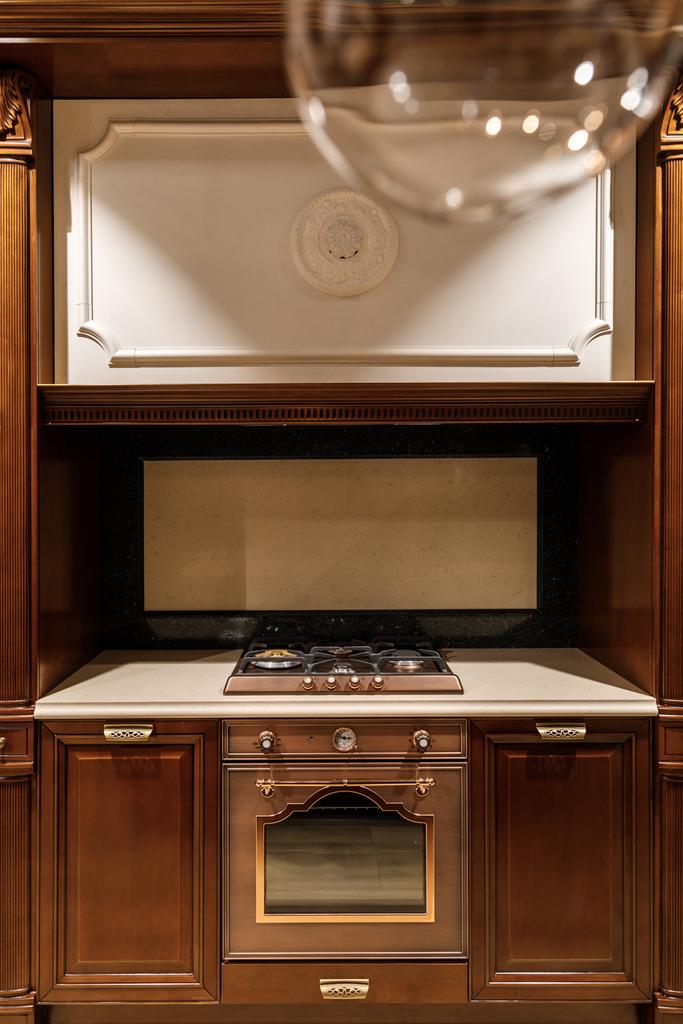 Interieur van de gerenoveerde keuken met fornuis en oven - Foto, afbeelding
