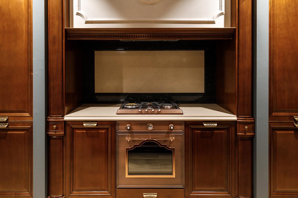 Intérieur de la cuisine moderne avec cuisinière et four
 - Photo, image