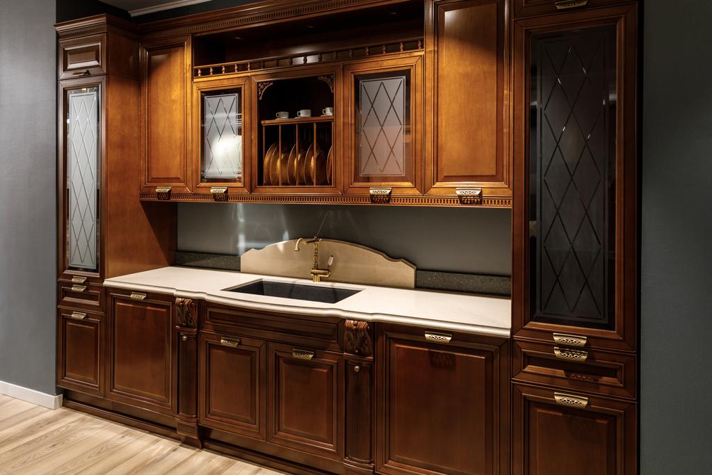 Interior de la cocina renovada con armarios de madera y lavabo
 - Foto, Imagen