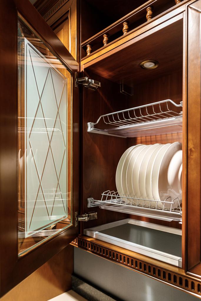 Стильная кухня с белыми тарелками в шкафу
 - Фото, изображение