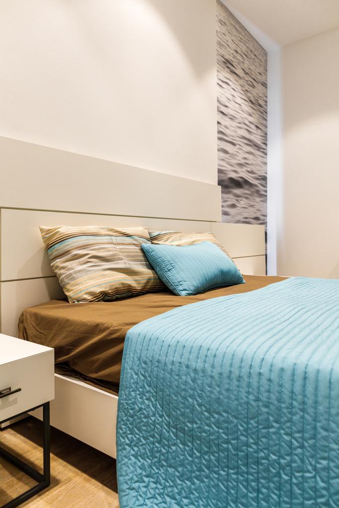 現代寝室でベッドの上のブラウンとブルーの寝具 - 写真・画像