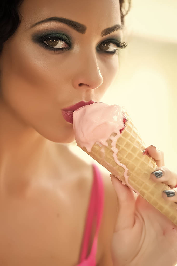 Atractiva mujer comiendo helado
 - Foto, Imagen