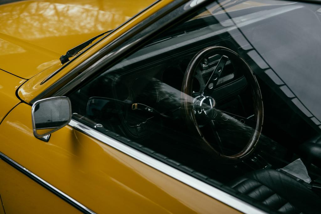 γκρο πλαν θέα του τιμονιού από κίτρινο αυτοκίνητο ρετρό - Φωτογραφία, εικόνα