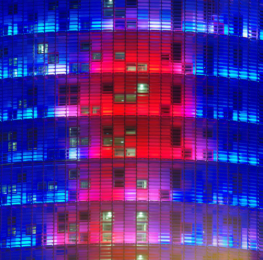 edifício de escritório moderno à noite iluminado em cores
 - Foto, Imagem