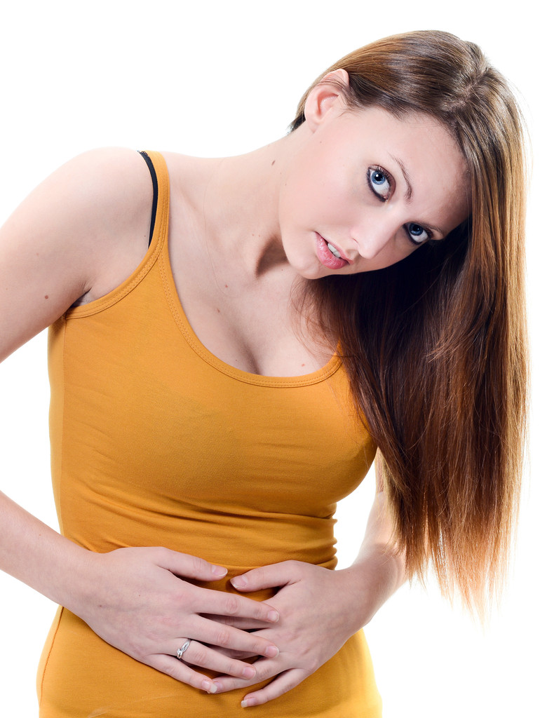 Hermosa mujer joven dolor de estómago sobre fondo blanco
 - Foto, imagen