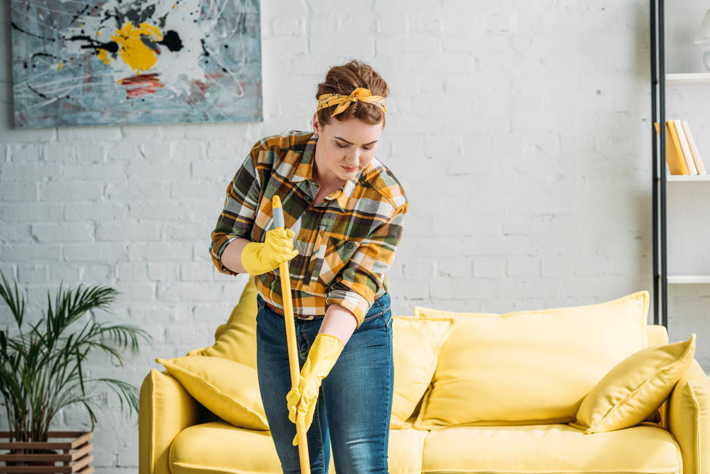 takarítás a rongykorong otthon, vonzó nő - Fotó, kép