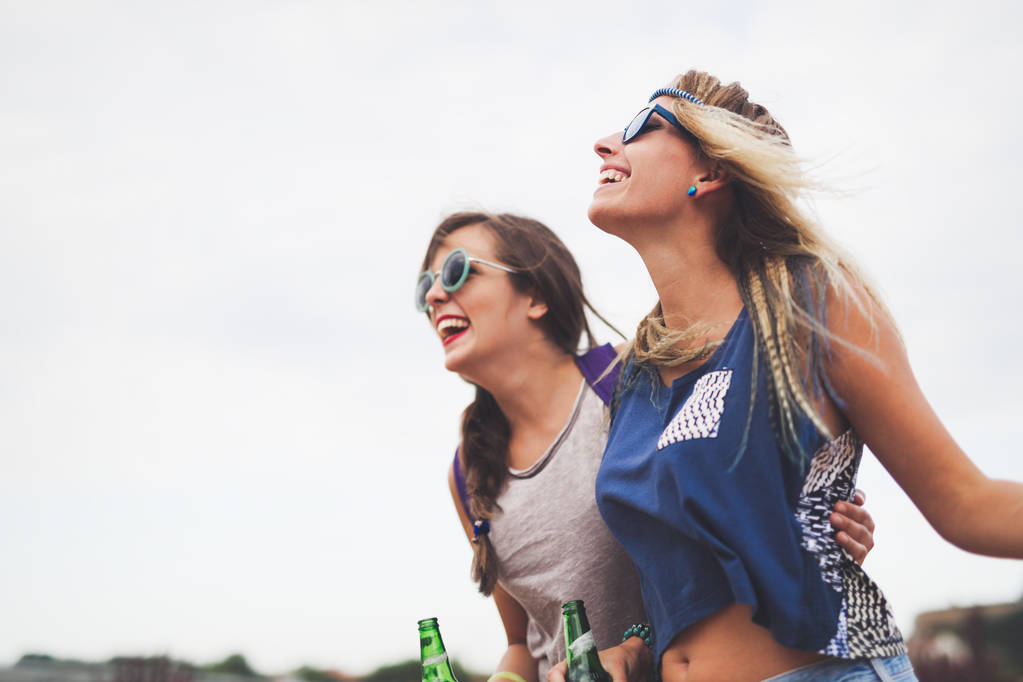 Felices amigos riendo y divirtiéndose al aire libre
 - Foto, Imagen