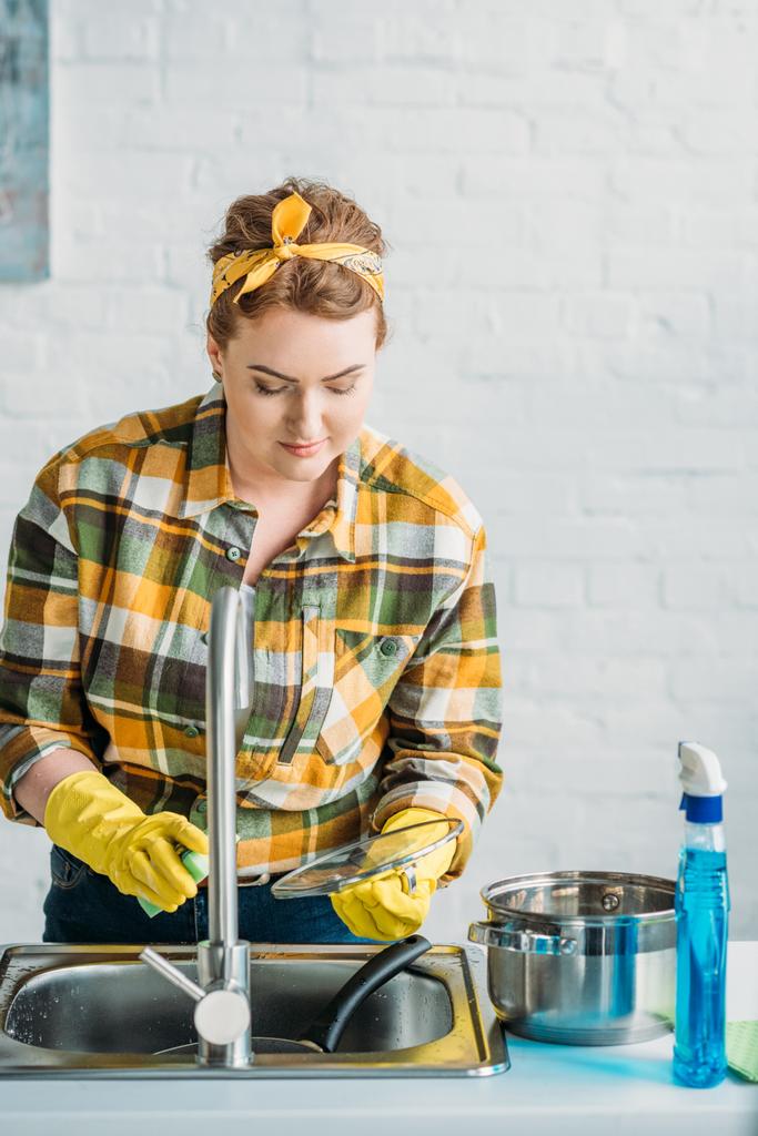 красива жінка миє посуд на кухні
 - Фото, зображення